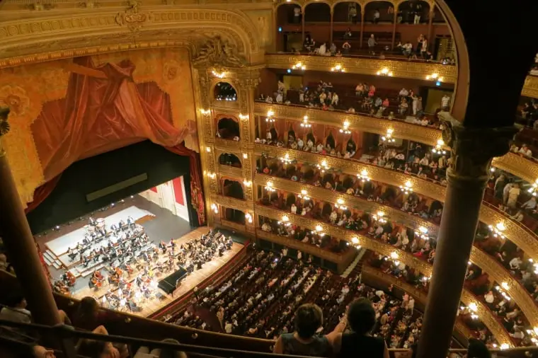 Visite o imponente Teatro Colón, um dos mais belos do mundo