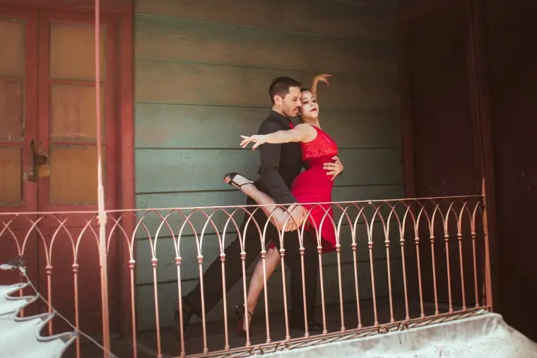 Experimente a paixão do tango com uma aula e show inesquecíveis